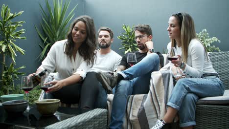 Glückliche-Freunde-Trinken-Rotwein-Auf-Der-Terrasse